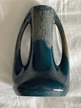 VINTAGE MCM 7” STUDIO ART DECO TEAL & SAND GLAZED 2 HANDLED POTTERY VASE